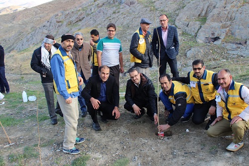 آبیاری دهها اصل نهال
