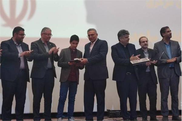 تقدیر از دانش آموز برگزیده استان مرکزی در طرح ملی ایران دیجیتال