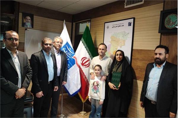 تجلیل از خانواده شهیده مهری طاهری همزمان با سفر مدیر کل دفتر توسعه خدمات عمومی اجباری و امور استان‌های وزارت ارتباطات