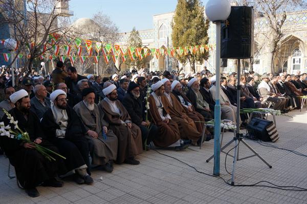 حضور کارکنان اداره کل ارتباطات در مراسم بزرگداشت سالگرد ورود حضرت امام (ره) به ایران