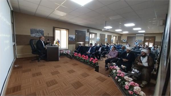برگزاری جلسه بصیرت افزایی به مناسبت گرامیداشت هفته دفاع مقدس در اداره کل ارتباطات مرکزی