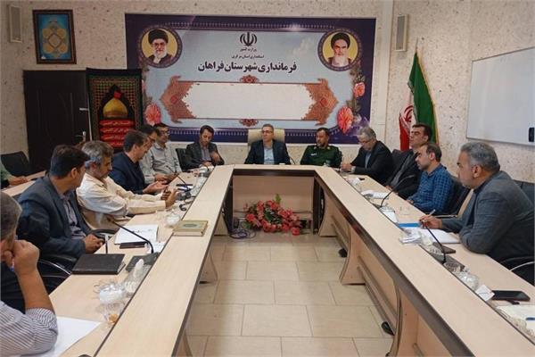 بررسی وضعیت ارتباطی شهرستان فراهان و روند اجرای پروژه فیبر نوری در جلسه مدیرکل ارتباطات و فناوری اطلاعات با فرماندار
