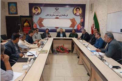 بررسی وضعیت ارتباطی شهرستان فراهان و روند اجرای پروژه فیبر نوری در جلسه مدیرکل ارتباطات و فناوری اطلاعات با فرماندار